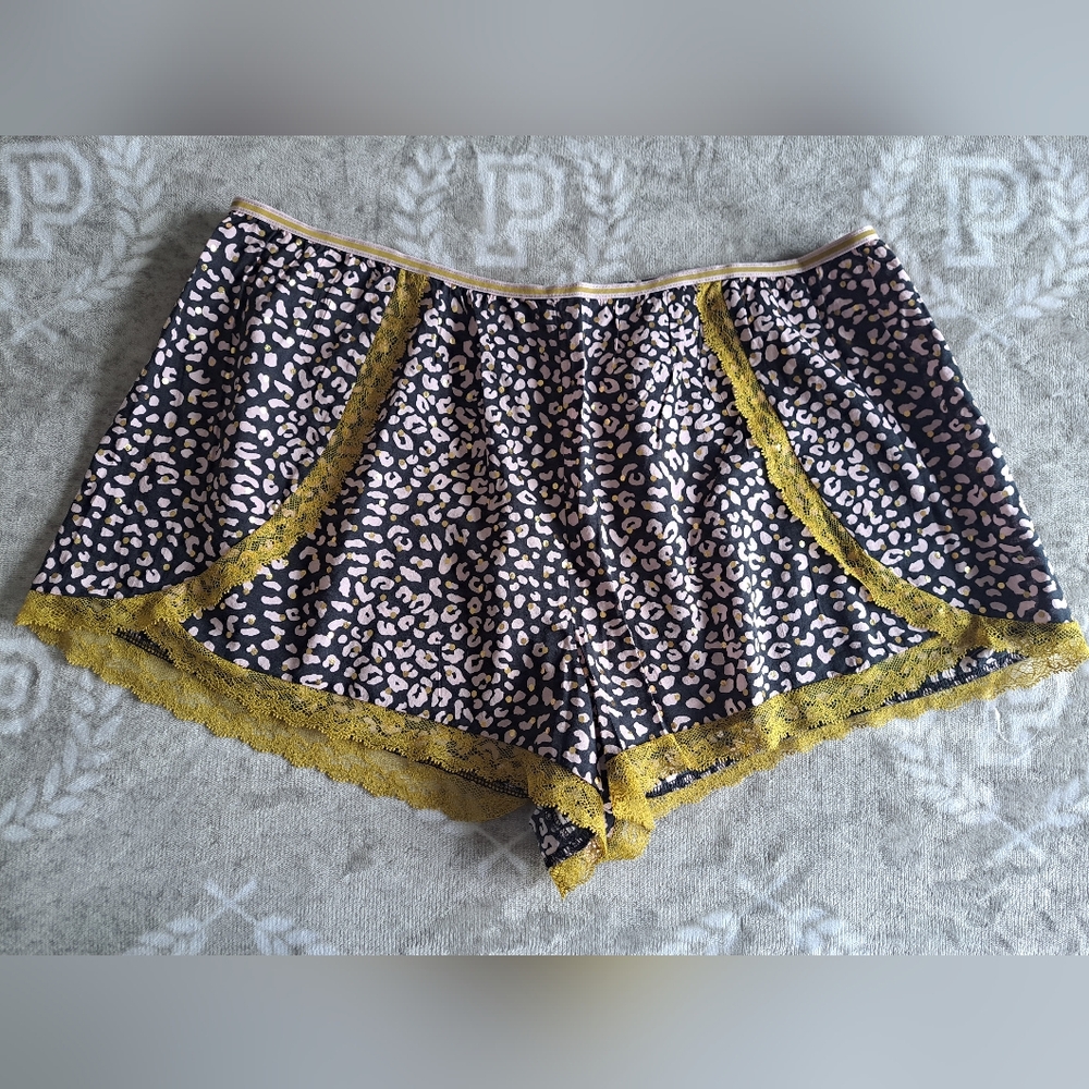 VS PJs Shorts (XL) NWT